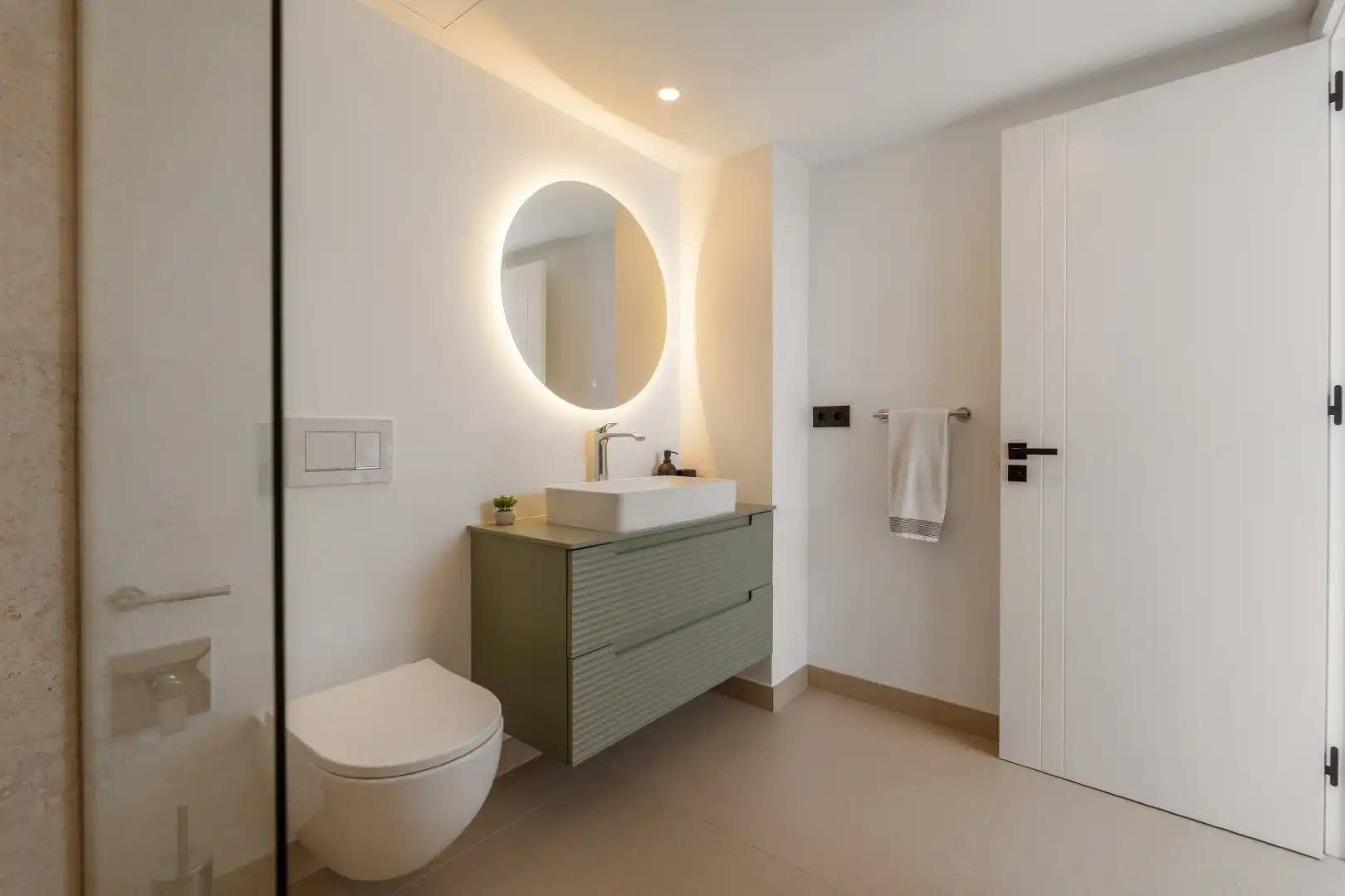 Badezimmer von Einfamilien-Reihenhaus zum Verkauf in Marbella mit Klimaanlage, Heizung und Privatgarten