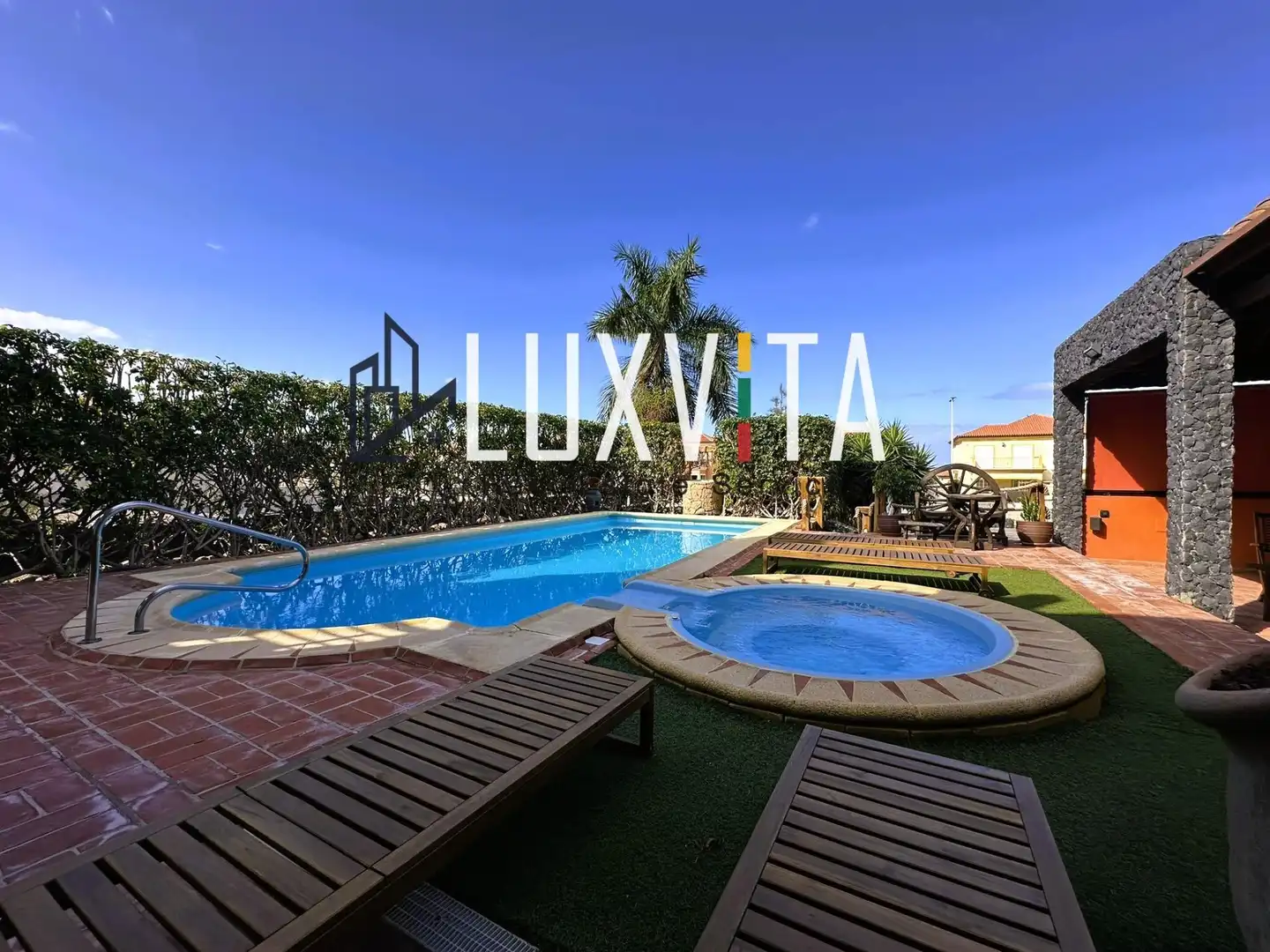 Vista exterior de Casa o xalet en venda en Adeje amb Aire condicionat, Calefacció i Jardí privat