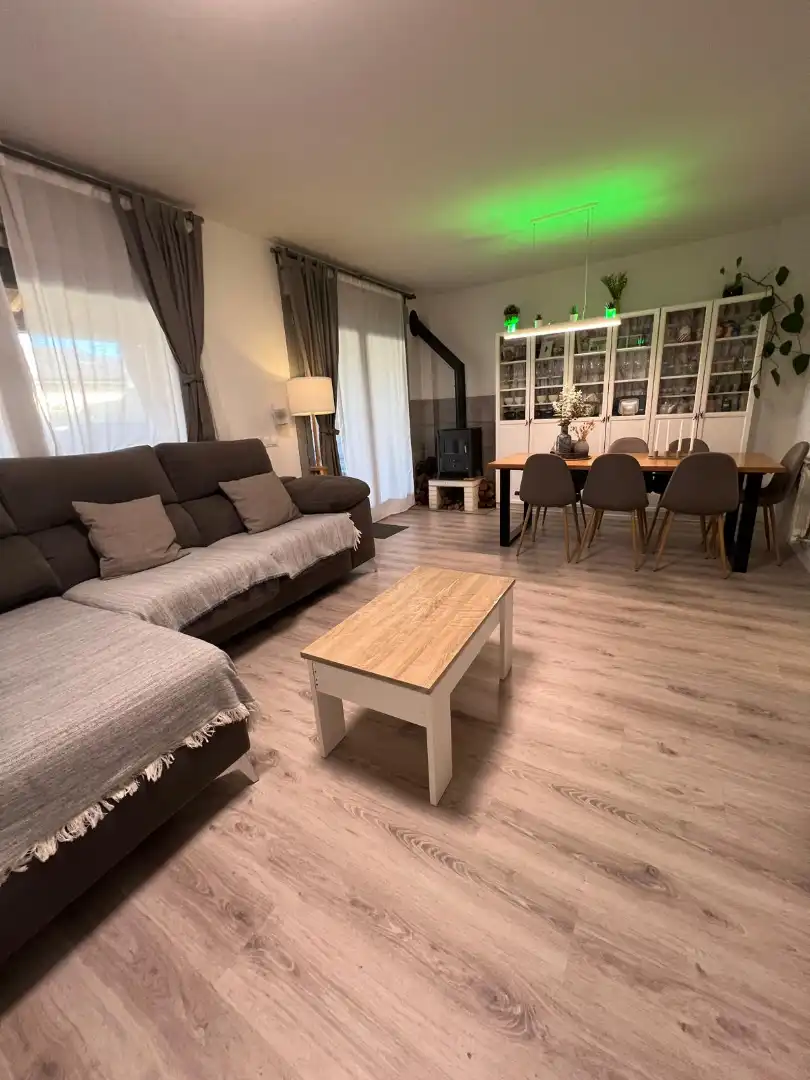 Sala de estar de Casa adosada en venta en Villalbilla con Aire acondicionado, Calefacción y Jardín privado