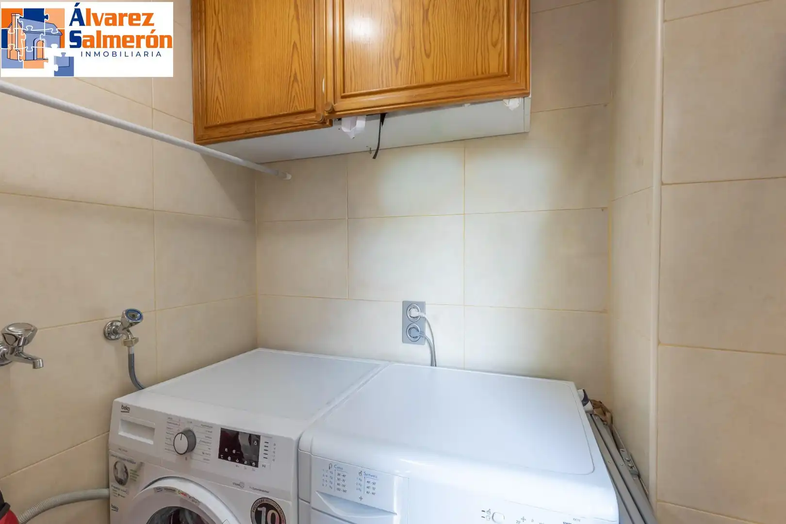Cuina de Pis en venda en Granada amb Terrassa, Traster i Piscina comunitària