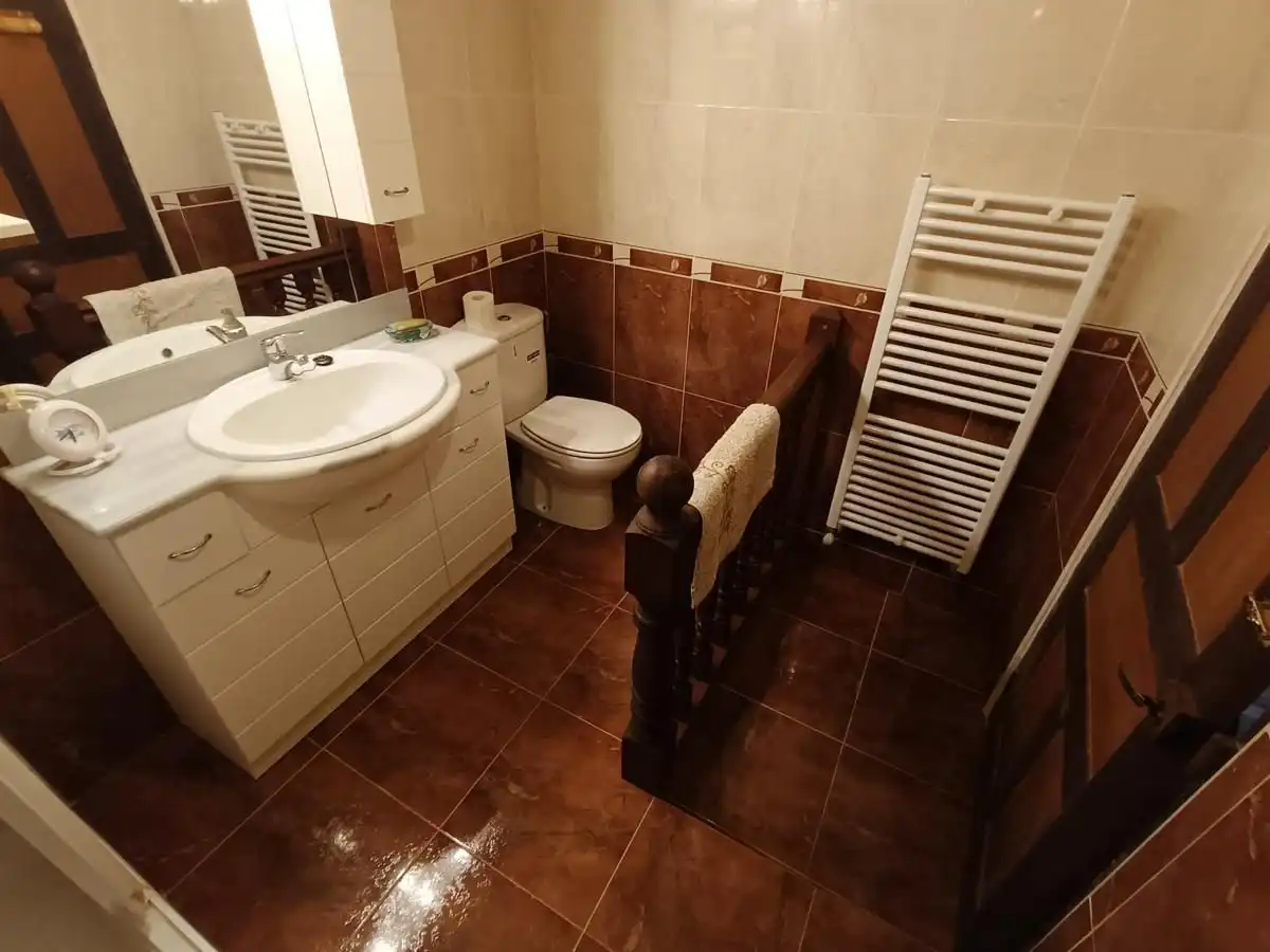 Badezimmer von Einfamilien-Reihenhaus zum Verkauf in Peñamellera Alta mit Heizung, Privatgarten und Terrasse