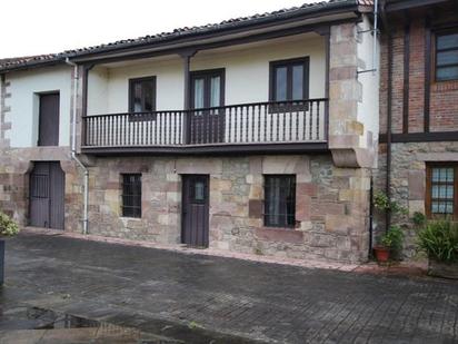 Vista exterior de Casa o xalet en venda en Cabezón de la Sal amb Balcó