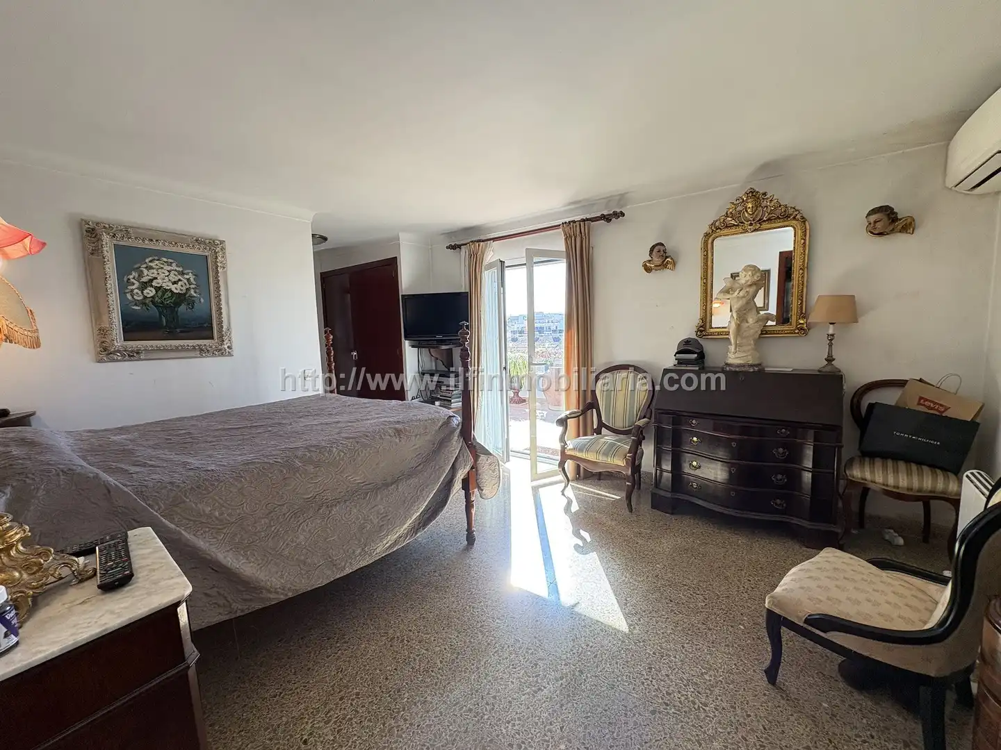 Schlafzimmer von Dachboden zum Verkauf in  Palma de Mallorca mit Klimaanlage, Terrasse und Fernseher