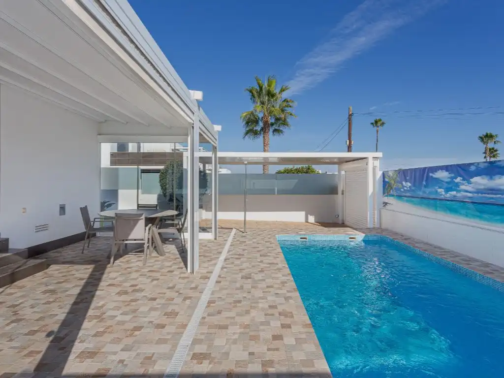 Piscina de Casa o xalet en venda en Orihuela amb Moblat