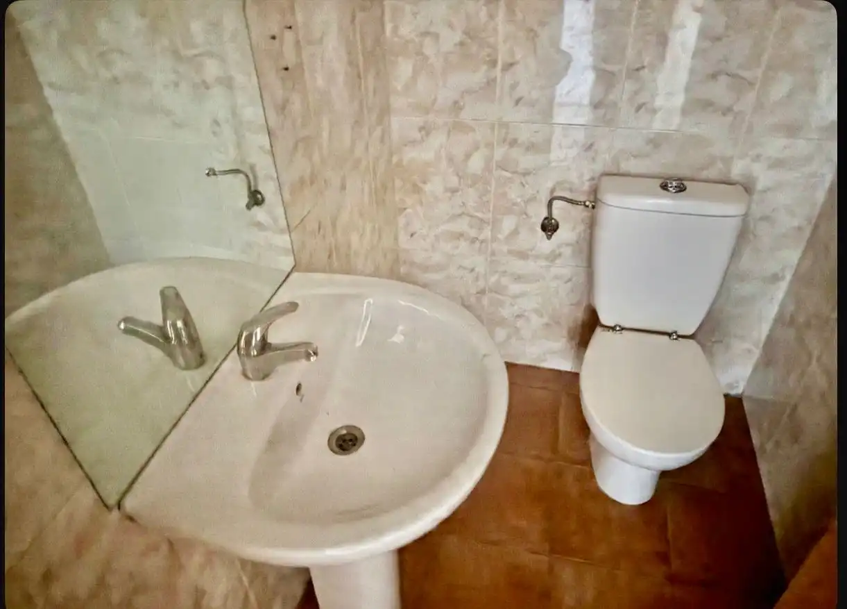 Bany de Local de lloguer en León Capital  amb Parquet i Alarma