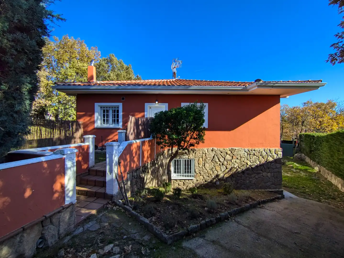 Vista exterior de Casa o chalet en venta en Santa María de la Alameda con Calefacción, Jardín privado y Amueblado