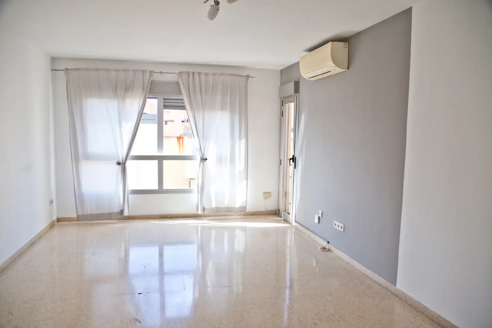 Piso con terraza en venta en Carrer Ricard Ankerman, imagen 2