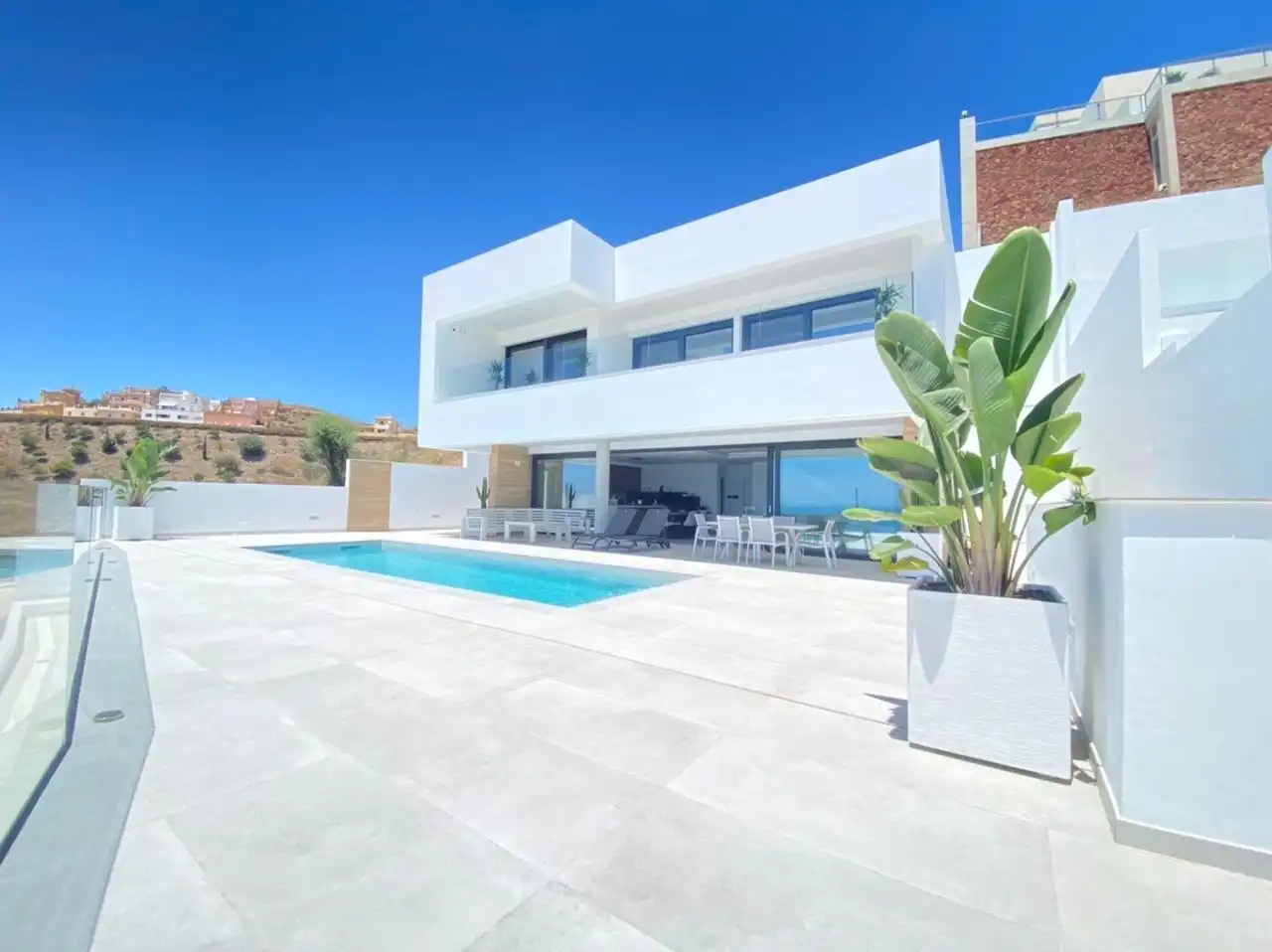 Vista exterior de Casa o xalet en venda en Nerja amb Aire condicionat, Calefacció i Jardí privat