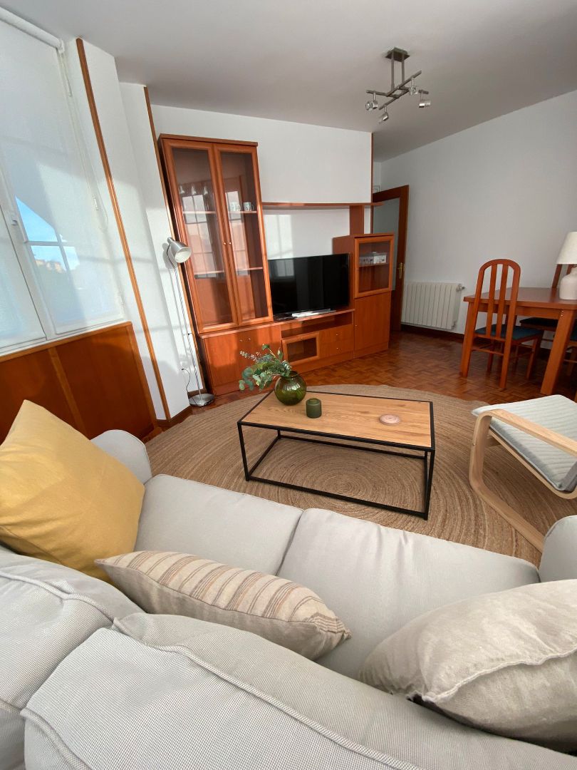 Sala d'estar de Dúplex en venda en San Vicente de la Barquera amb Calefacció, Parquet i Moblat