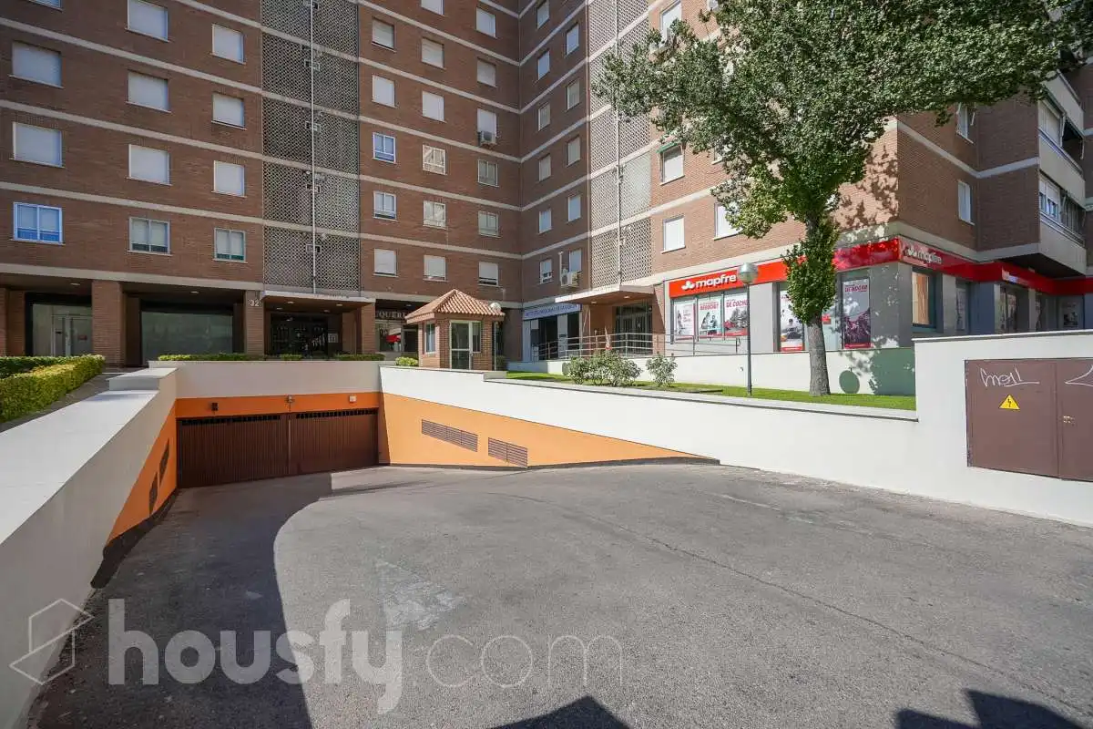 Parking de Piso en venta en Madrid con Aire acondicionado, Calefacción y Jardín privado