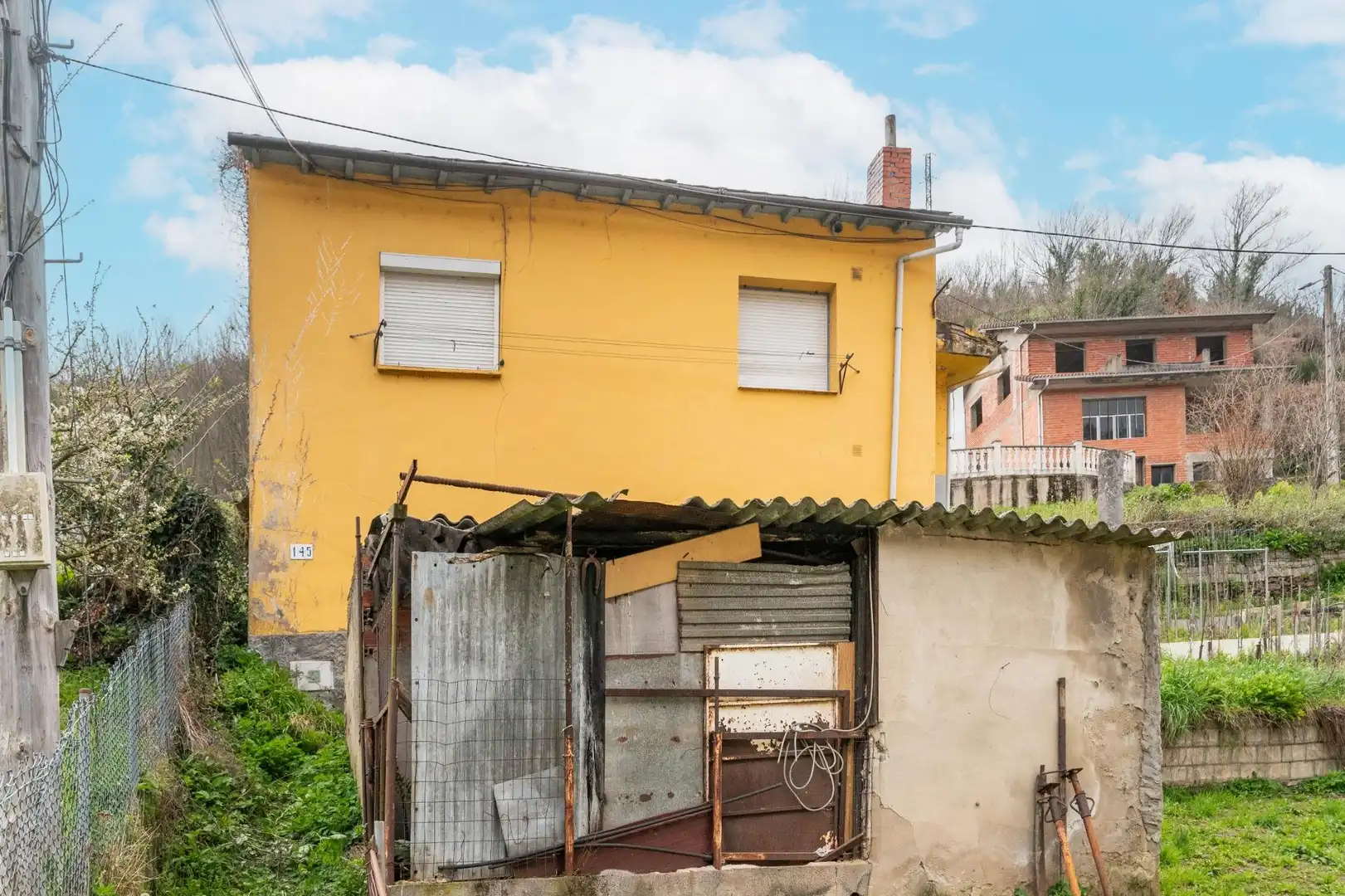 Vista exterior de Casa o xalet en venda en Cangas del Narcea amb Calefacció, Jardí privat i Terrassa