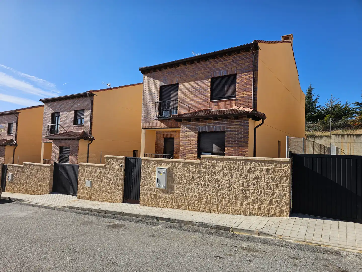 Vista exterior de Casa o xalet de lloguer en La Lastrilla  amb Aire condicionat, Calefacció i Jardí privat