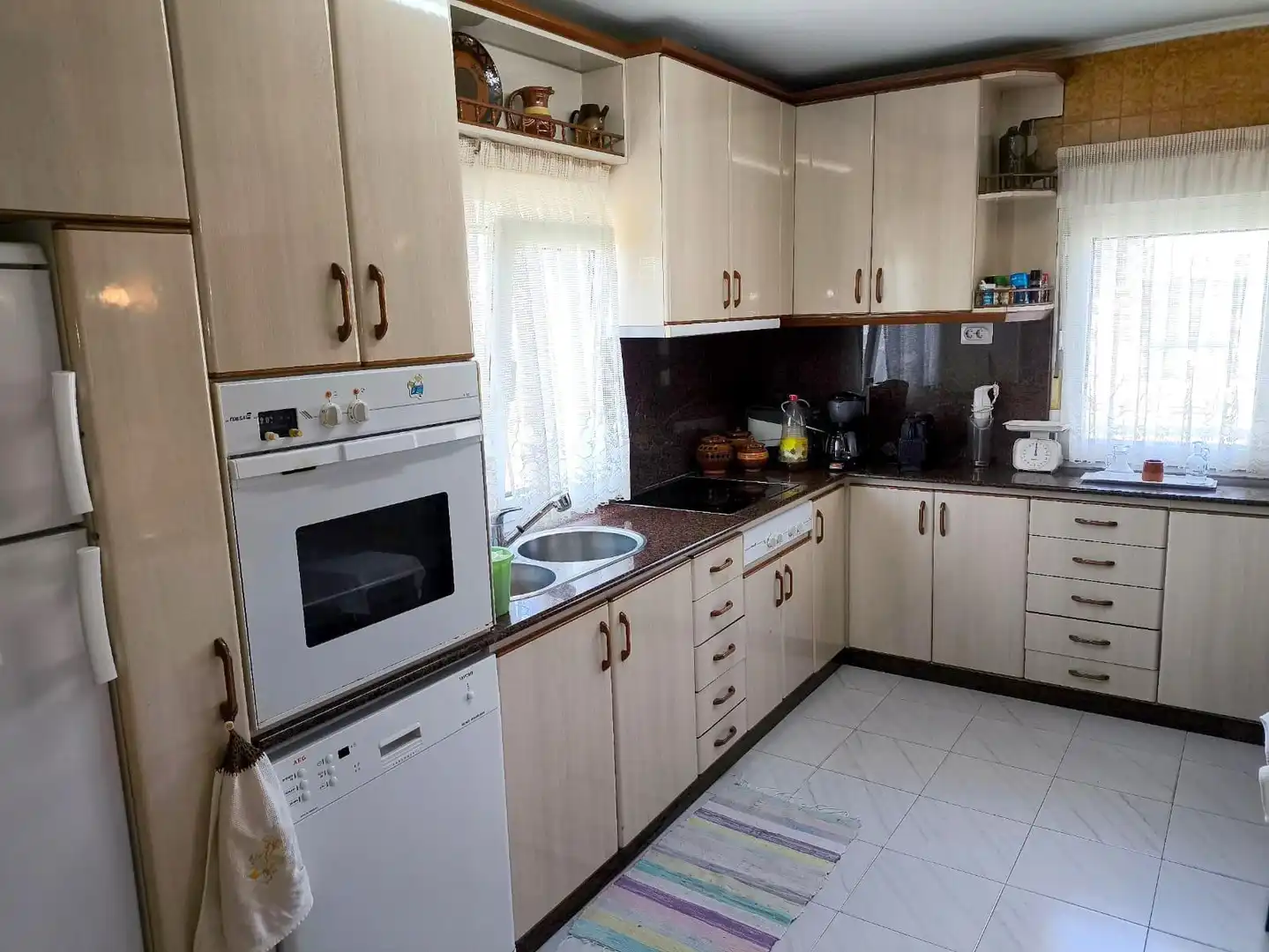 Cuina de Casa o xalet en venda en Carballo amb Calefacció, Jardí privat i Moblat