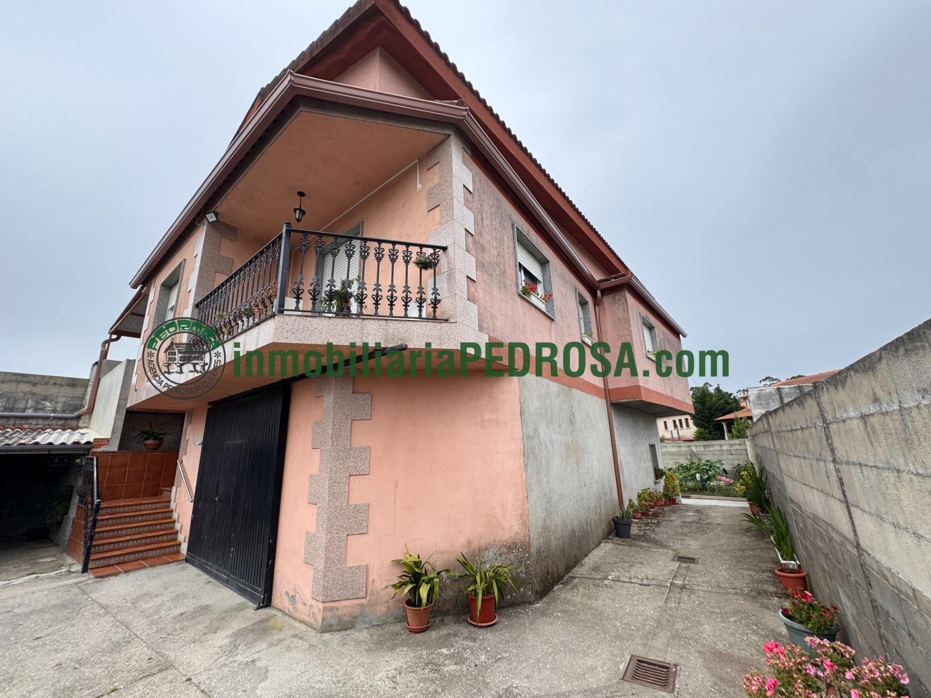 Vista exterior de Casa o xalet en venda en Poio amb Jardí privat i Terrassa