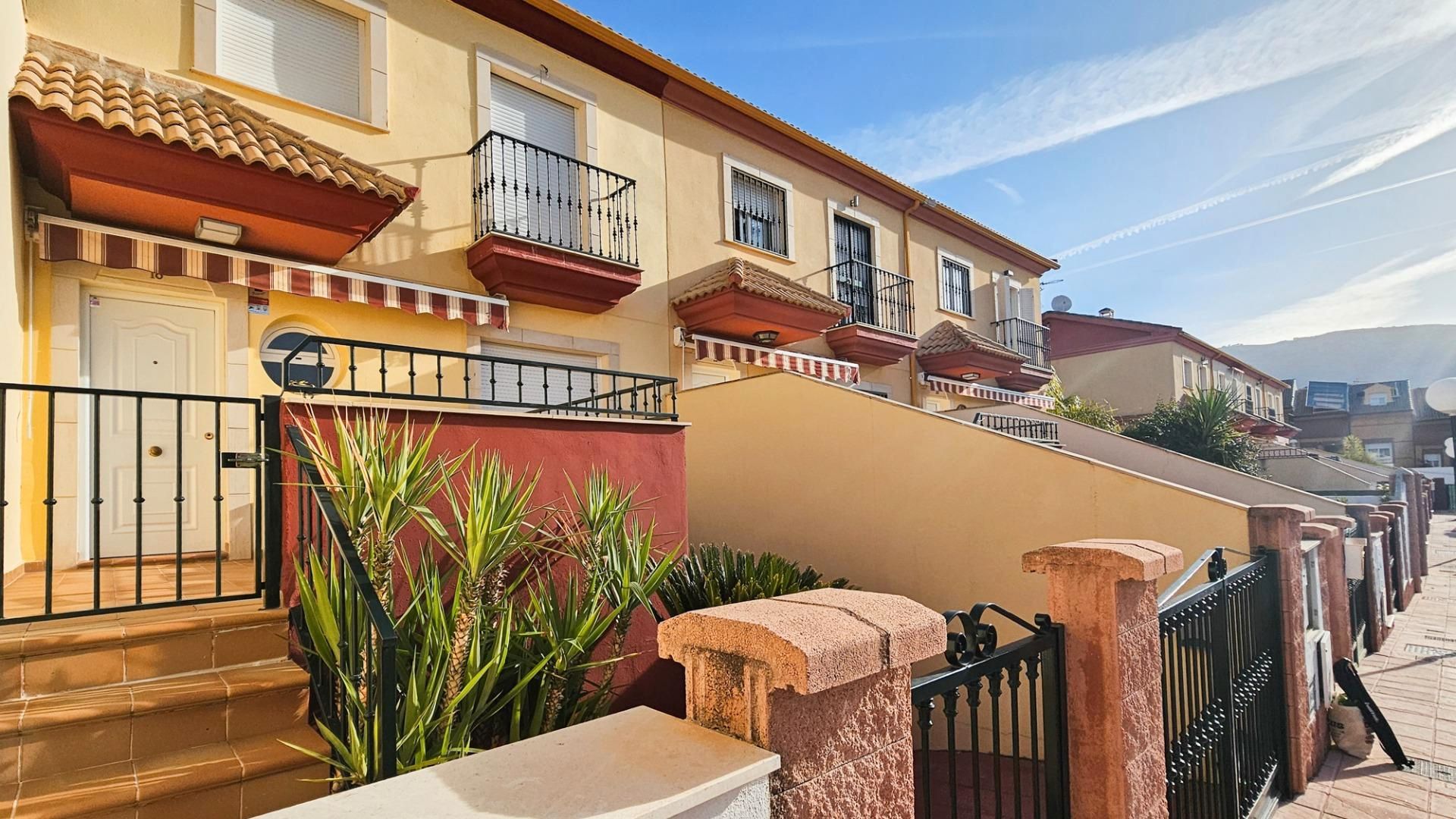 Vista exterior de Casa adosada en venda en La Guardia de Jaén amb Aire condicionat, Calefacció i Terrassa
