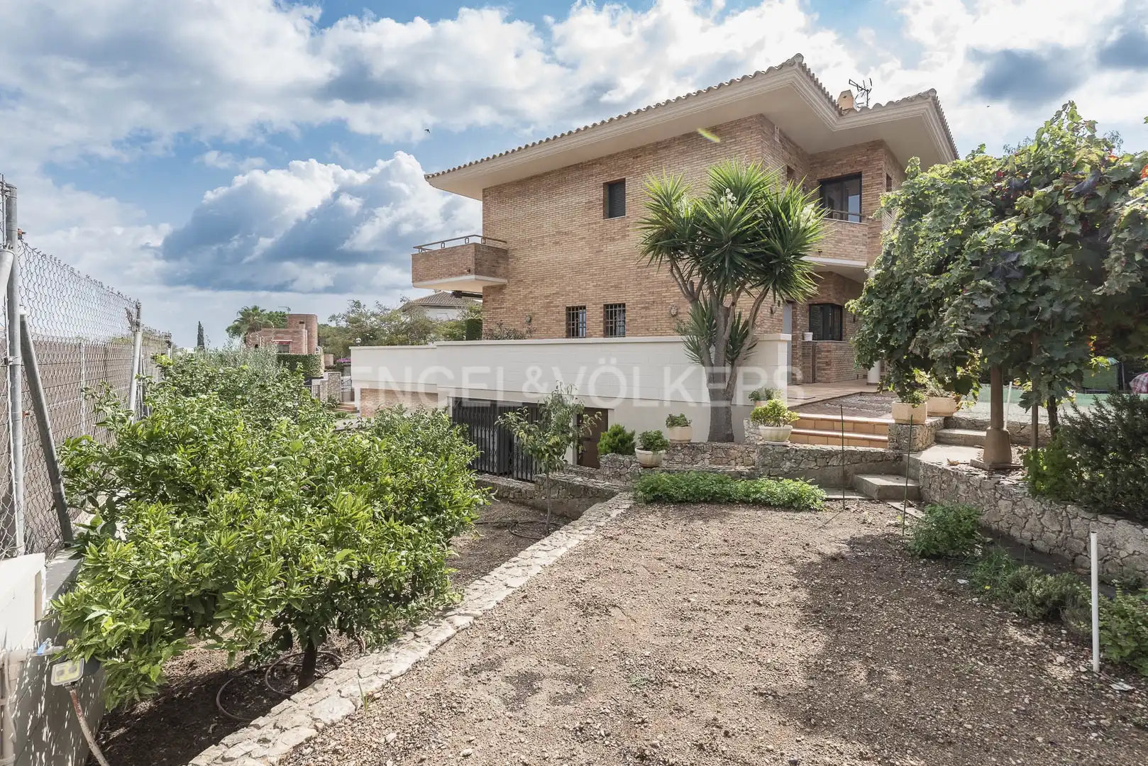Vista exterior de Casa o xalet en venda en Vilanova i la Geltrú amb Aire condicionat, Calefacció i Jardí privat