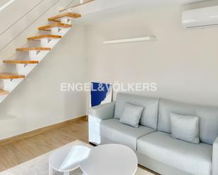 Sala d'estar de Apartament de lloguer en  Madrid Capital amb Aire condicionat, Calefacció i Moblat