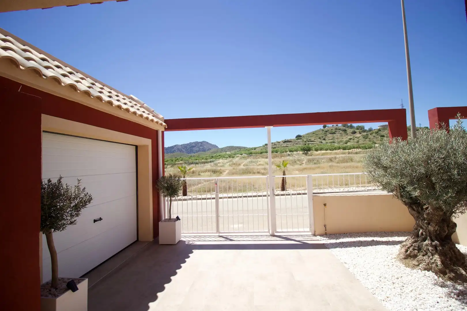 Terrasse von Einfamilien-Reihenhaus zum Verkauf in Fuente Álamo de Murcia mit Privatgarten und Balkon