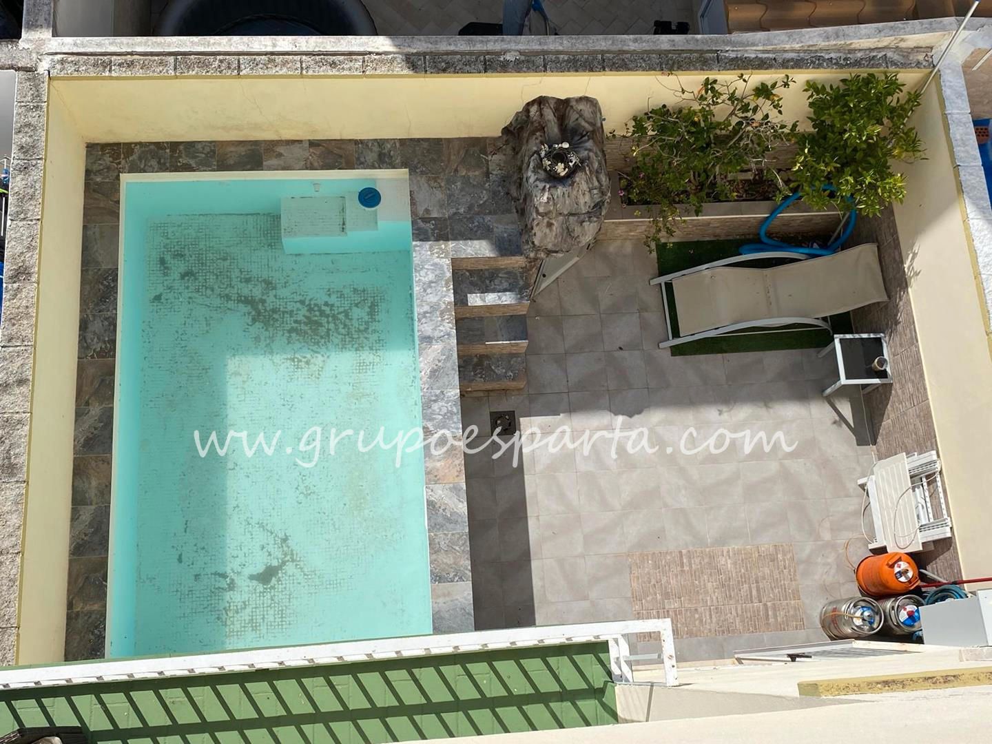 Piscina de Casa adosada en venda en Gerena amb Aire condicionat, Parquet i Terrassa