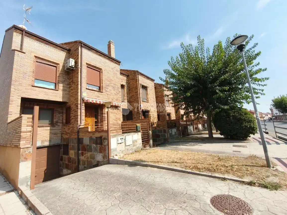 Casa aparellada en venda a Medina del Campo, imagen 2