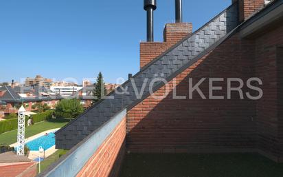 Vista exterior de Casa adosada en venda en  Lleida Capital amb Aire condicionat, Terrassa i Piscina