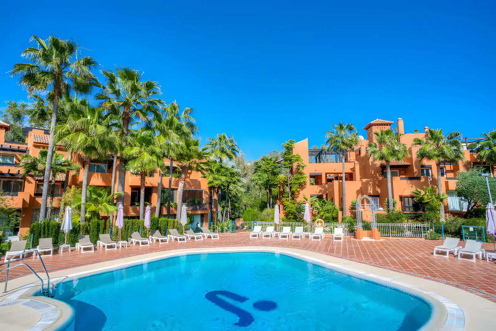 Vista exterior de Planta baixa en venda en Marbella amb Aire condicionat, Terrassa i Piscina