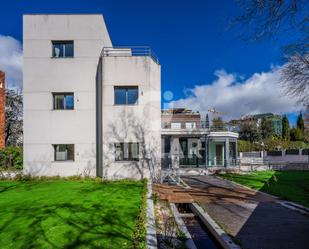 Vista exterior de Casa o xalet en venda en  Madrid Capital amb Aire condicionat, Terrassa i Piscina