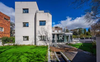 Vista exterior de Casa o xalet en venda en  Madrid Capital amb Aire condicionat, Terrassa i Piscina