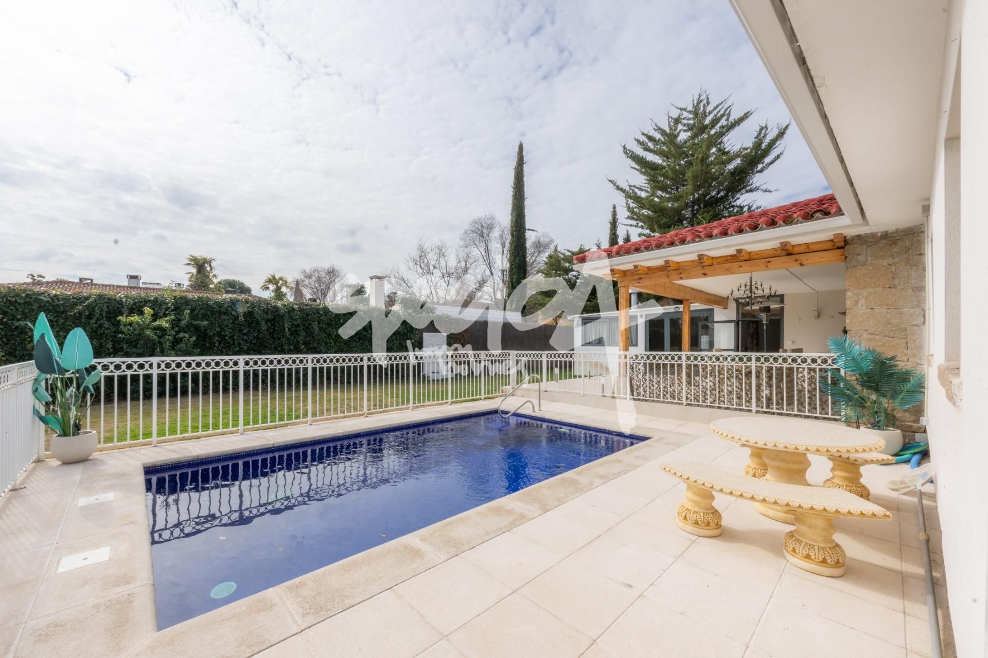 Exterior view of House or chalet for sale in Villanueva de la Cañada  with Air Conditioner, Heating and Private garden