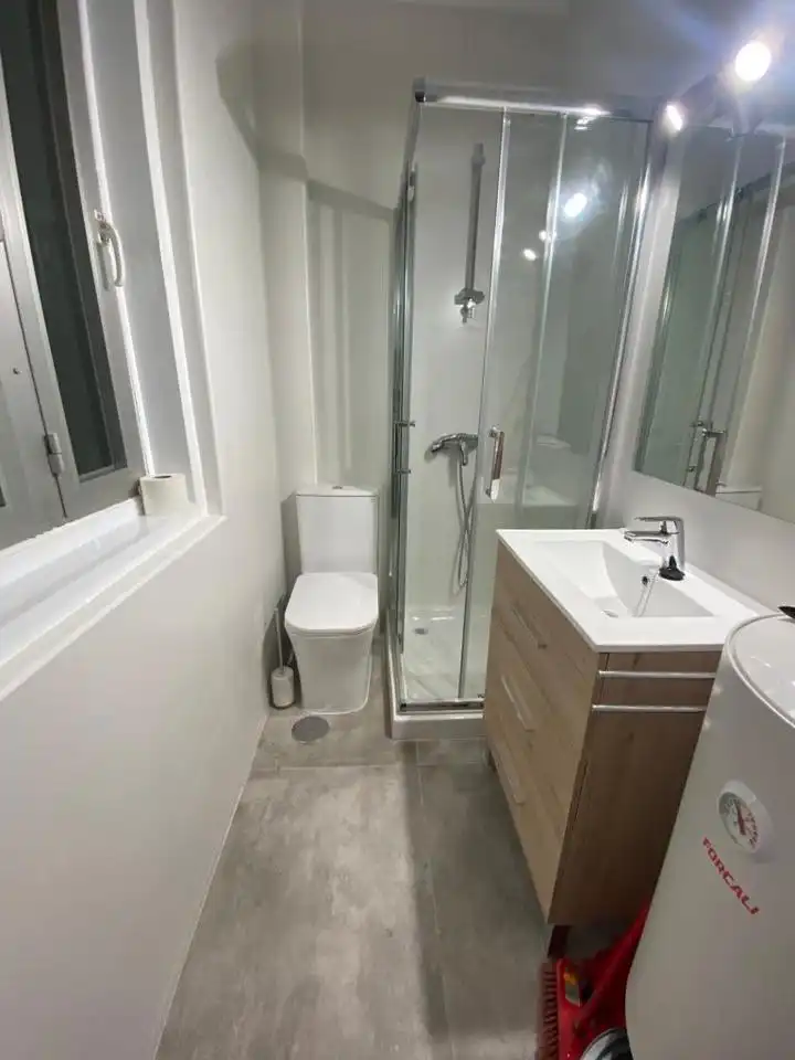 Bany de Apartament de lloguer en Madrid amb Moblat