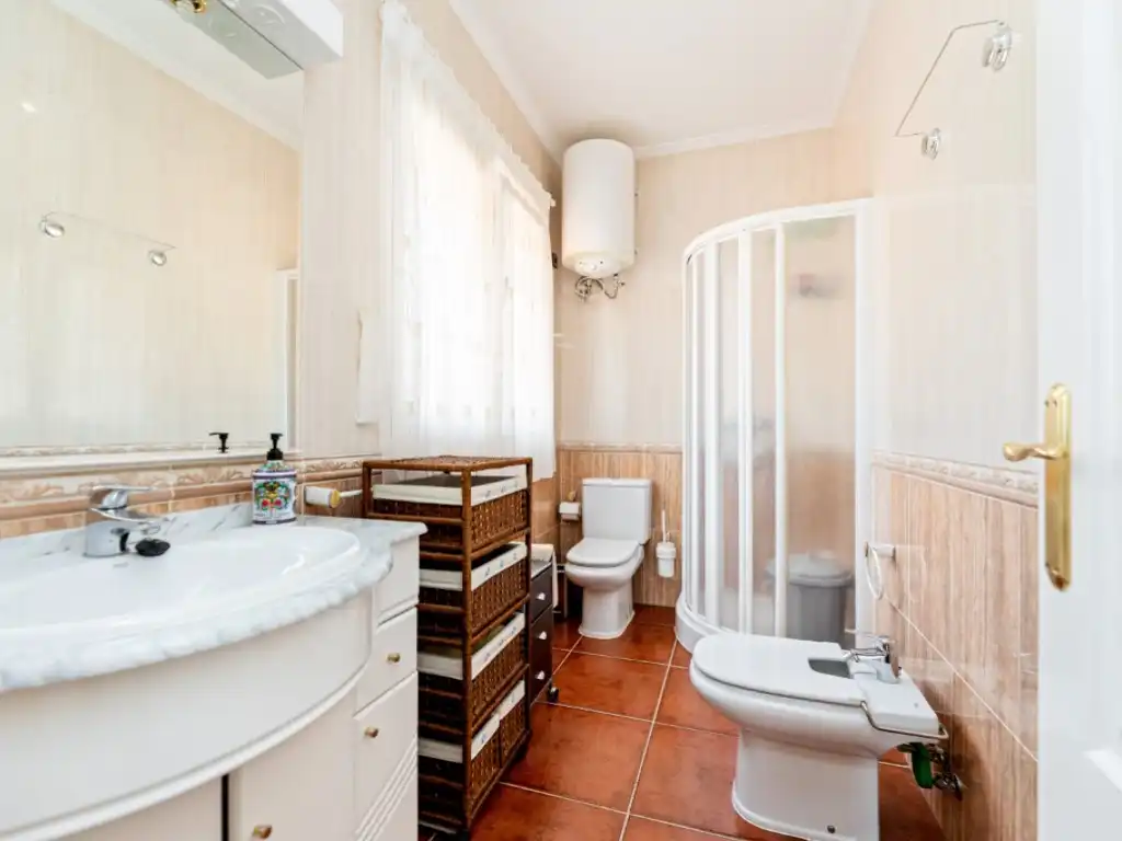Baño de Casa o chalet en venta en Espinoso del Rey con Terraza, Piscina y Amueblado