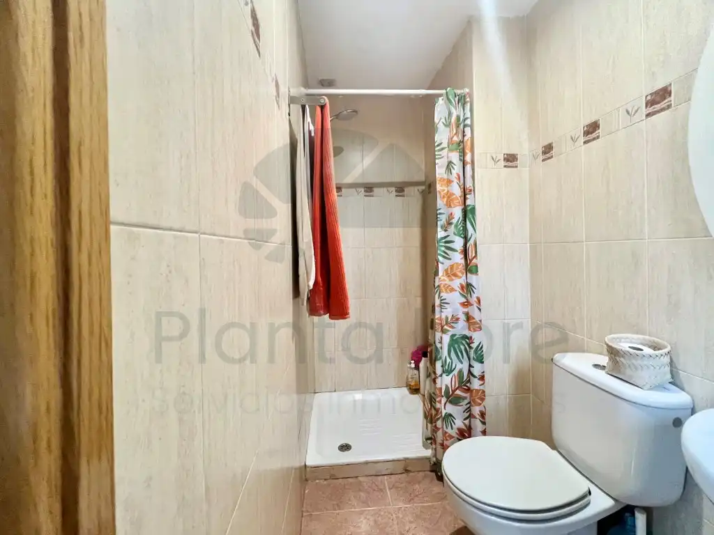Badezimmer von Dachboden zum Verkauf in Lardero mit Klimaanlage, Terrasse und Möbliert