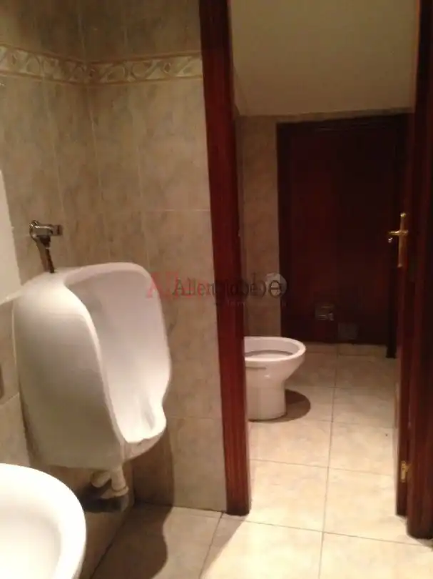 Badezimmer von Geschaftsraum zur Miete in Oviedo 