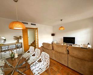 Sala d'estar de Casa adosada en venda en Rincón de la Victoria amb Aire condicionat i Piscina comunitària