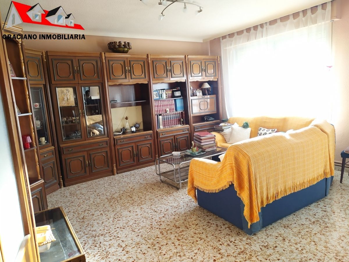 Sala d'estar de Pis en venda en Chinchilla de Monte-Aragón amb Calefacció, Traster i Moblat