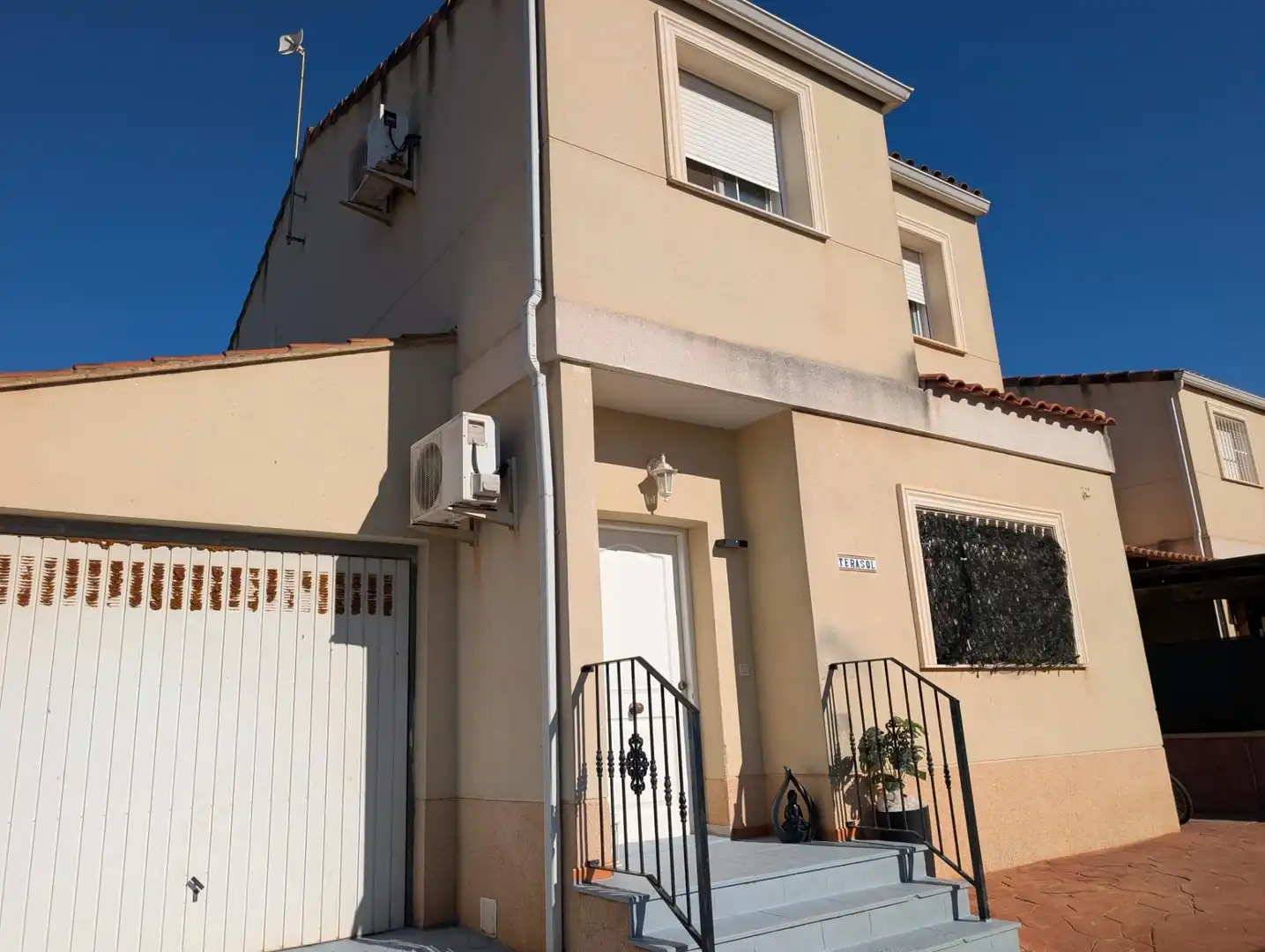 Reihenhaus mit Pool zum Verkauf in Calle TEODORO LLORENTE