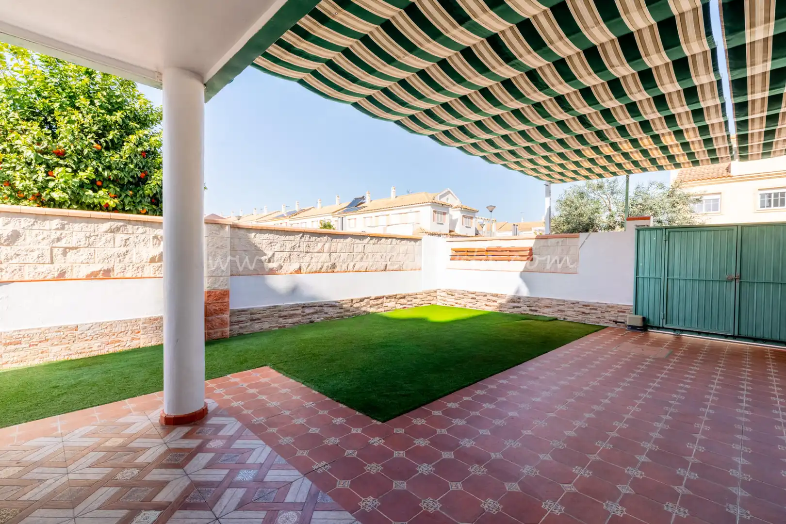 Jardí de Casa adosada en venda en Huévar del Aljarafe amb Aire condicionat, Jardí privat i Traster