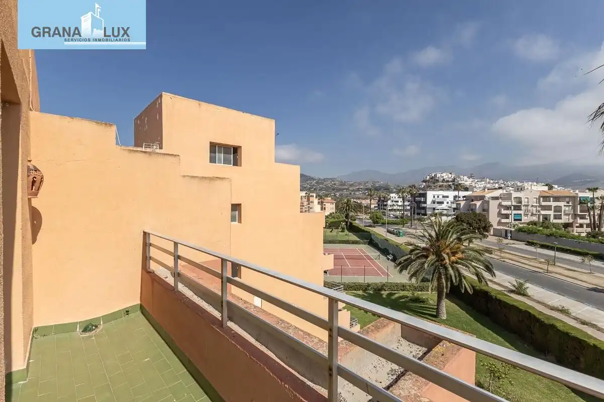 Vista exterior de Dúplex en venda en Salobreña amb Terrassa i Piscina comunitària