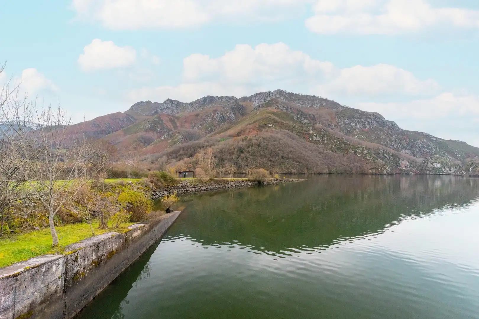 Vista exterior de Casa o xalet en venda en Sobrescobio amb Jardí privat