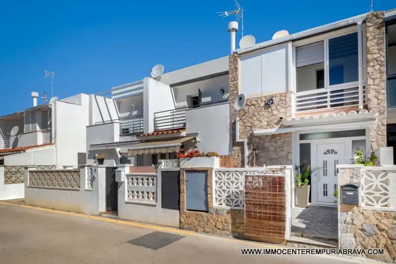 Vista exterior de Casa o xalet en venda en Empuriabrava