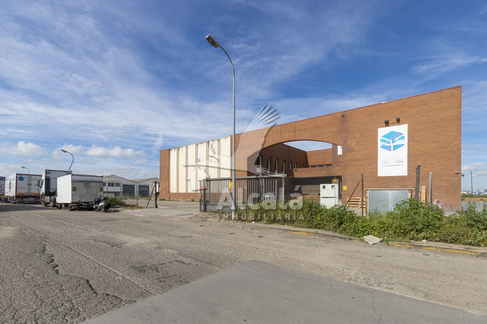 Vista exterior de Nau industrial en venda en Alcalá de Henares