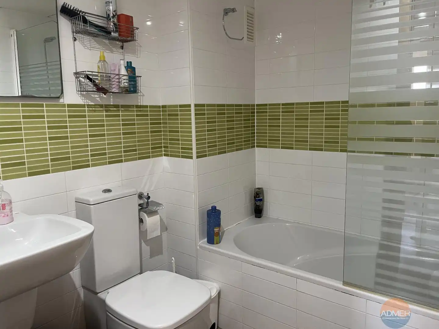 Badezimmer von Wohnung zum Verkauf in La Manga del Mar Menor mit Klimaanlage, Heizung und Terrasse