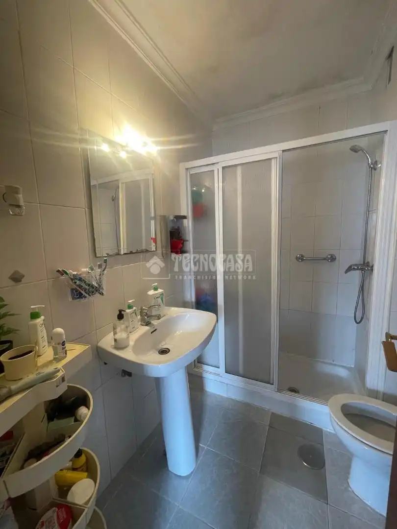 Bathroom of Flat for sale in Sevilla  with Air Conditioner and Balcony