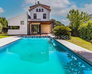 Vista exterior de Casa o xalet en venda en Sant Cugat del Vallès amb Aire condicionat, Calefacció i Jardí privat