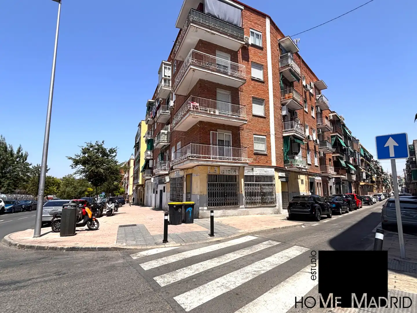 Vista exterior de Local en venda en Madrid amb Aire condicionat