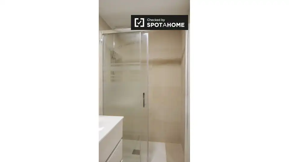 Baño de Piso de alquiler en Madrid con Aire acondicionado, Calefacción y Amueblado