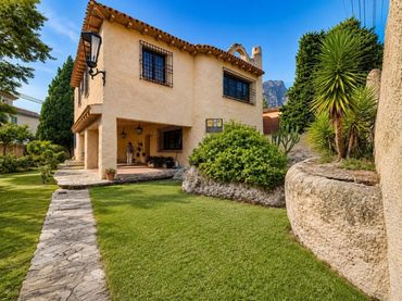 Detached house with garden for sale in Casco urbano