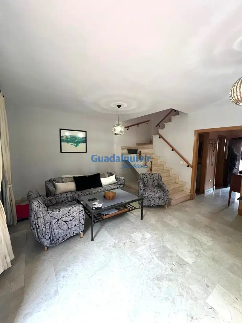 Sala d'estar de Casa adosada en venda en Alcalá de Guadaira amb Jardí privat, Terrassa i Traster