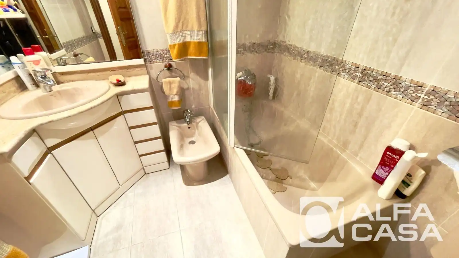 Bathroom of Houses for sale in Canyelles
