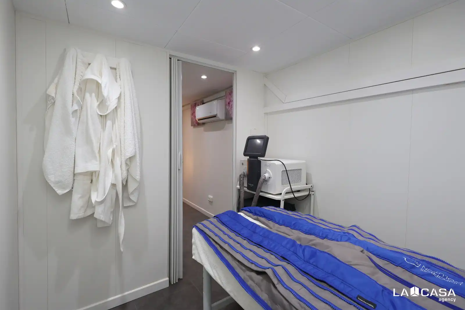 Business premises for transfer in Carrer de Blai, imagen 25